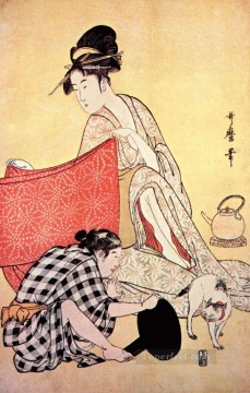 日本 Painting - ドレスを作る女性たち 2 喜多川歌麿